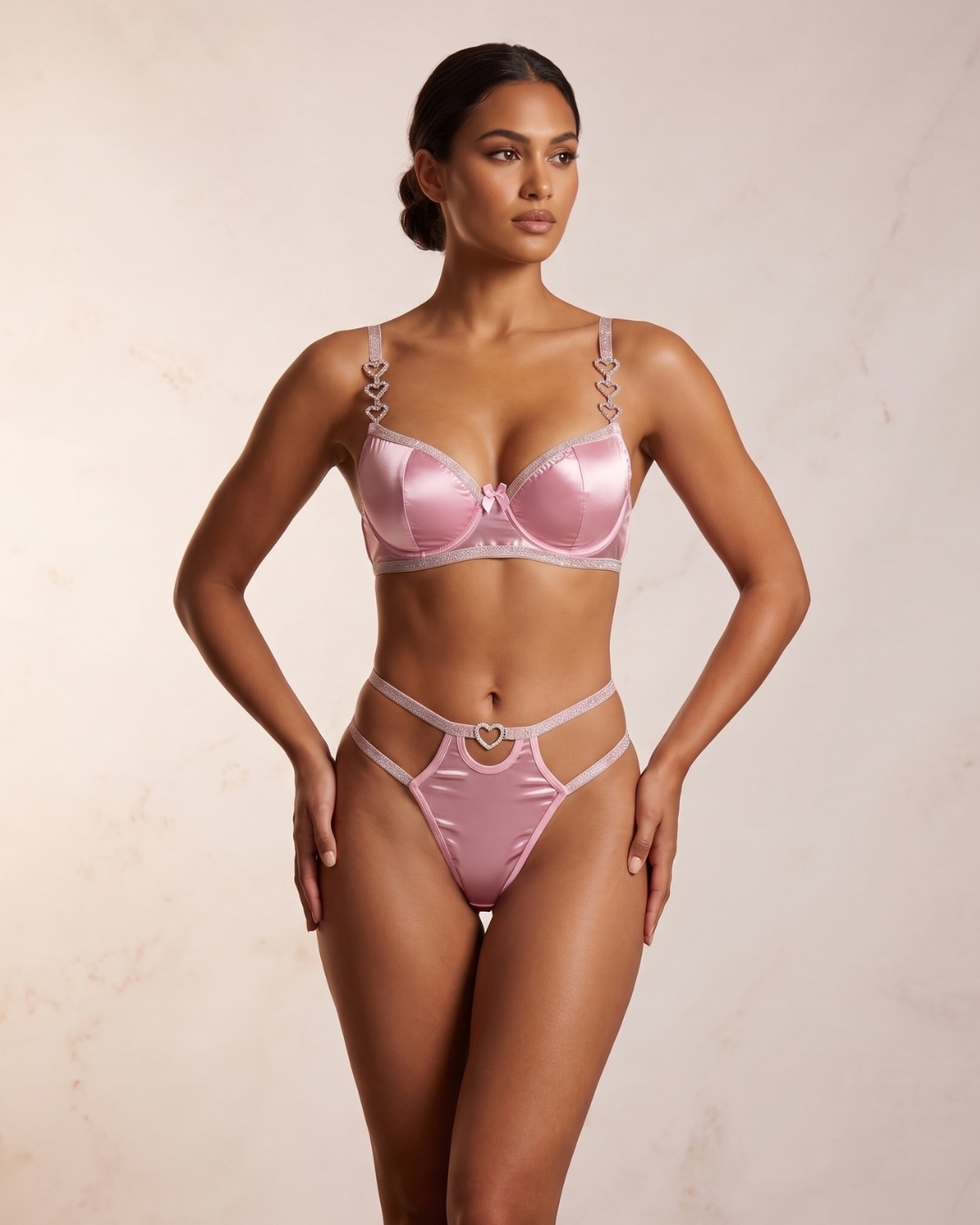 Conjunto Demi de Satén Rosa con Detalles de Corazones de Strass