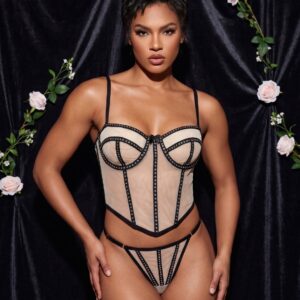 Conjunto de Corset Bustier y Tanga de Malla Nude con Vivos Tachonados en Contraste